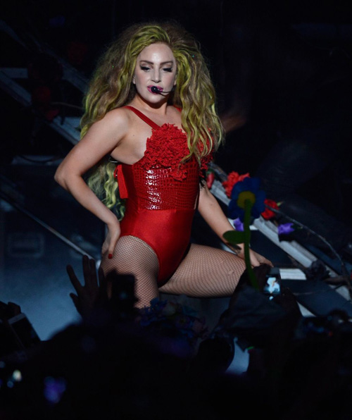 Lady Gaga "xõa tới bến" đón sinh nhật tuổi 28 - 11