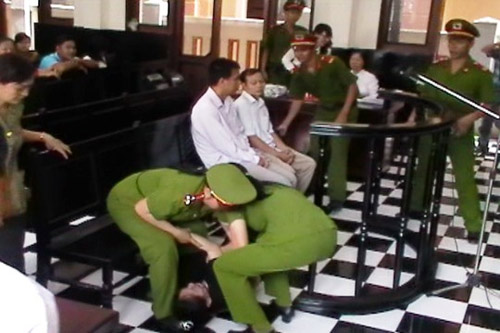 Nguyên GĐ bệnh viện tâm thần ăn vạ trước tòa - 2