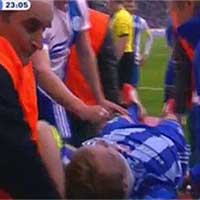 Bóng đá - Video: Cầu thủ suýt tự cắn lưỡi trên sân