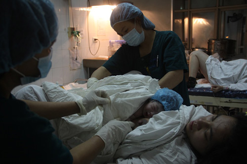 Đón trẻ sơ sinh đầu tiên của năm 2015 tại BV Phụ sản TƯ - 1