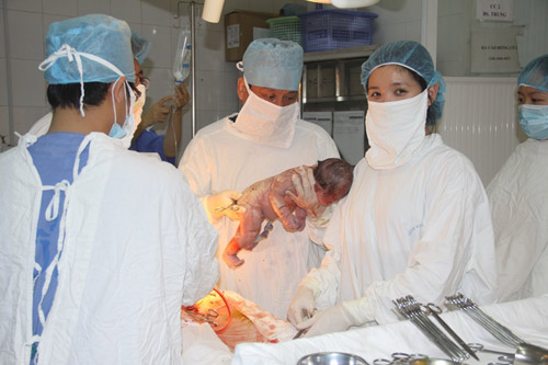 Đón trẻ sơ sinh đầu tiên của năm 2015 tại BV Phụ sản TƯ - 4