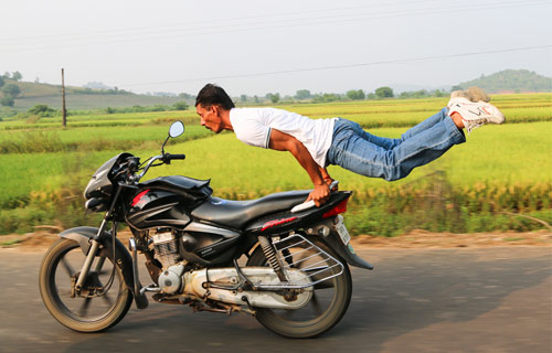Độc đáo và liều mạng: Tập Yoga trên... xe máy - 1