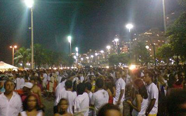 Ở Brazil, trong dịp năm mới, người dân có truyền thống mặc quần áo màu trắng với ý nghĩa cầu may mắn. Ngoài ra,  trong dịp này, người dân cũng thường tổ chức những chuyến đi ra biển để thả hoa đăng cầu an. 