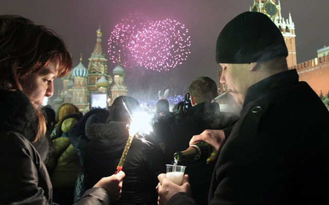 Người Nga trong mỗi dịp năm mới thường có truyền thống viết  những điều ước vào một mảnh giấy rồi đem đi đốt. Số tro thu được, họ bỏ vào vào ly champagne và uống trước thời khắc giao thừa. Có như vậy các điều ước mới có thể trở thành hiện thực.