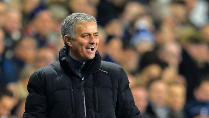 Chelsea thua sốc, Mourinho nổi xung với trọng tài - 2