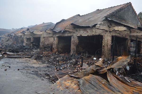 Vụ cháy chợ ở Quảng Bình: Cháy hết hàng Tết, tiểu thương trắng tay - 1