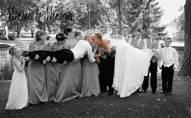 Bức ảnh cô dâu chú rể trao nhau nụ hôn nhờ sự trợ giúp của các phù dâu, phù rể khiến không ít người bật cười vì sự sáng tạo của cặp đôi.

