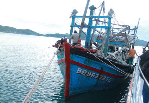 Thừa Thiên- Huế: Cứu sống 10 ngư dân bị chìm tàu trên biển - 1