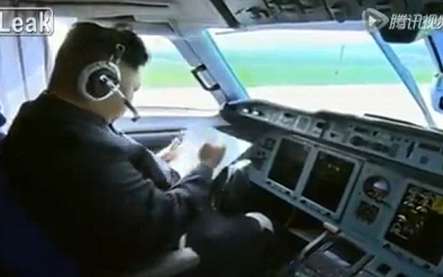Ông Kim Jong-un khoe tài lái máy bay ngày đầu năm mới - 1