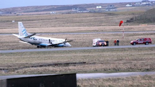 Scotland: Máy bay bị gió thổi bay khỏi đường băng - 1