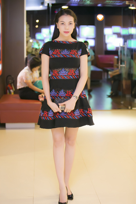 4 chân dài tiêu tiền “như nước” của làng mẫu Việt - 12