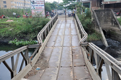 Người Sài Gòn liều mình qua cây cầu “đưa võng” - 1
