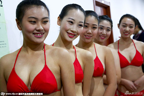 Nữ sinh thi bikini để ứng tuyển trường nghệ thuật - 1