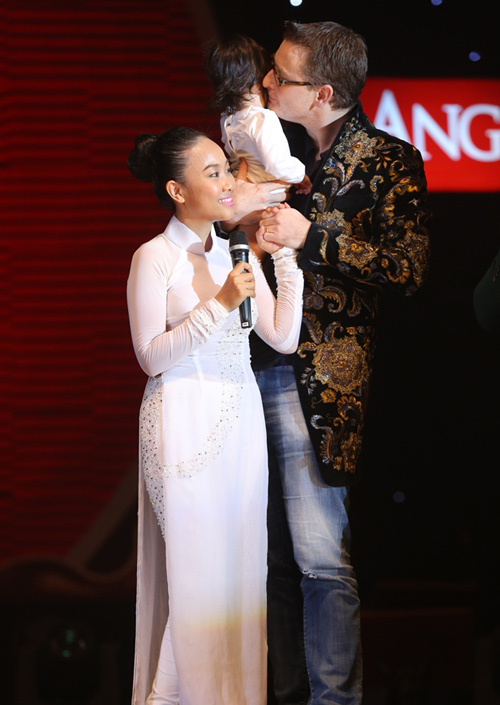 Chồng Đoan Trang tỏ tình vợ trước hàng triệu khán giả - 1