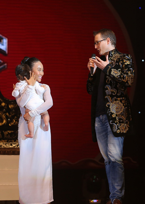 Chồng Đoan Trang tỏ tình vợ trước hàng triệu khán giả - 2