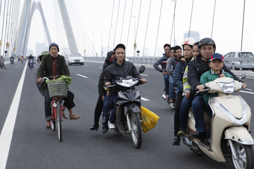 Vi phạm giao thông trên cầu Nhật Tân ngày đầu thông xe - 1