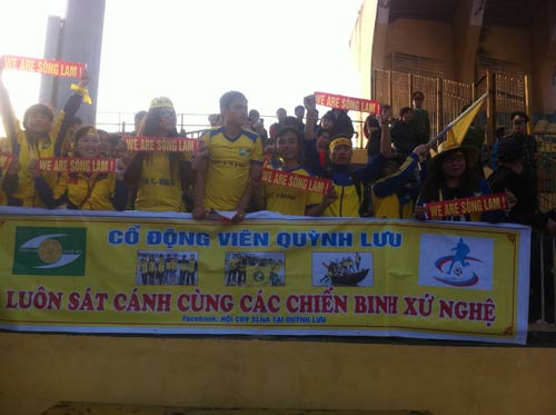 SLNA “dính đòn đau”: Khán giả tức giận bỏ ra về - 1