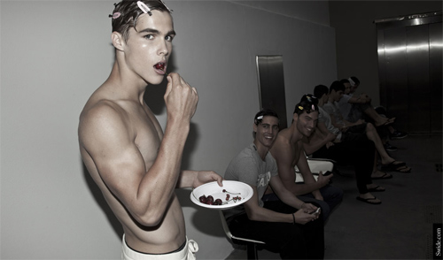 /Uploaded/phanthuhuong/2015_01_05/MVJY1420452313-untitled-4.jpg Hậu trường ngập ngụa mùi son phấn của mẫu nam - 6