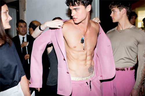 /Uploaded/phanthuhuong/2015_01_05/RKYZ1420452313-untitled-46.jpg Hậu trường ngập ngụa mùi son phấn của mẫu nam - 3