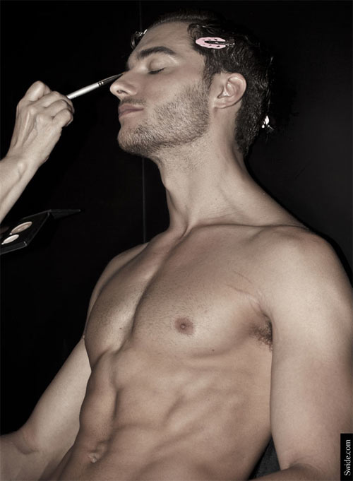 /Uploaded/phanthuhuong/2015_01_05/BEIO1420452313-untitled-2.jpg Hậu trường ngập ngụa mùi son phấn của mẫu nam - 11