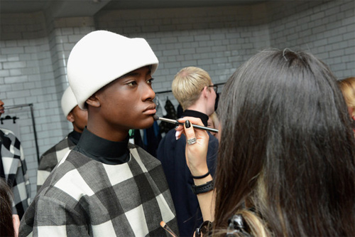 /Uploaded/phanthuhuong/2015_01_05/DICF1420452313-untitled-37.jpg Hậu trường ngập ngụa mùi son phấn của mẫu nam - 15