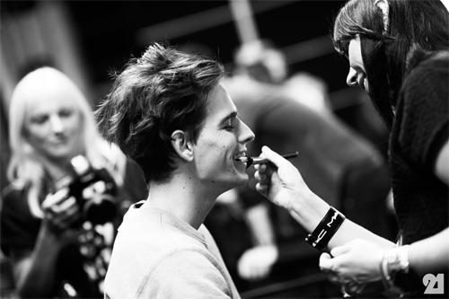 /Uploaded/phanthuhuong/2015_01_05/OKGH1420452313-untitled-6.jpg Hậu trường ngập ngụa mùi son phấn của mẫu nam - 9