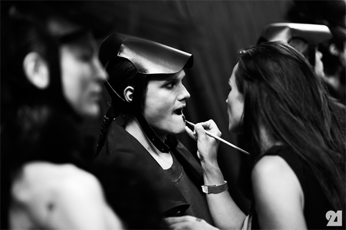 /Uploaded/phanthuhuong/2015_01_05/QZZI1420452313-untitled-7.jpg Hậu trường ngập ngụa mùi son phấn của mẫu nam - 10