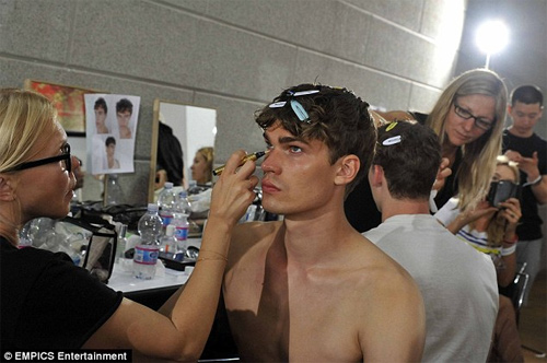 /Uploaded/phanthuhuong/2015_01_05/XFQW1420452313-untitled-51.jpg Hậu trường ngập ngụa mùi son phấn của mẫu nam - 16