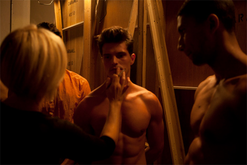 /Uploaded/phanthuhuong/2015_01_05/XQNH1420452313-untitled-30.jpg Hậu trường ngập ngụa mùi son phấn của mẫu nam - 13