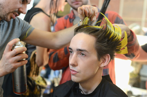 /Uploaded/phanthuhuong/2015_01_05/EJIQ1420452313-untitled-31.jpg Hậu trường ngập ngụa mùi son phấn của mẫu nam - 4