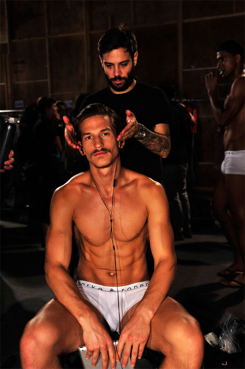 /Uploaded/phanthuhuong/2015_01_05/LMVZ1420452313-untitled-33.jpg Hậu trường ngập ngụa mùi son phấn của mẫu nam - 3