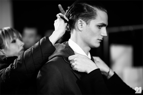 /Uploaded/phanthuhuong/2015_01_05/RPHI1420452313-untitled-8.jpg Hậu trường ngập ngụa mùi son phấn của mẫu nam - 2