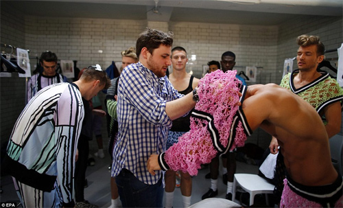 /Uploaded/phanthuhuong/2015_01_05/XIAM1420452313-sibling-ss14.jpg Hậu trường ngập ngụa mùi son phấn của mẫu nam - 9