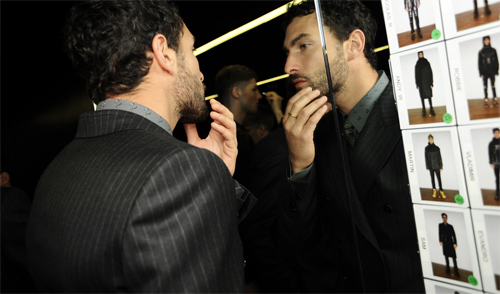 /Uploaded/phanthuhuong/2015_01_05/ZJVF1420452313-untitled-5.jpg Hậu trường ngập ngụa mùi son phấn của mẫu nam - 8