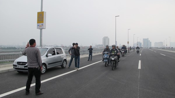 Hà Nội: Bát nháo giao thông trên cầu Nhật Tân - 1