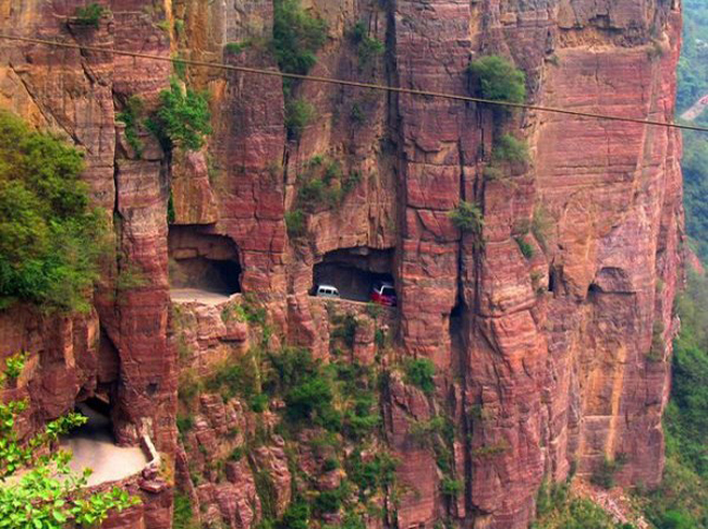 1. Đường hầm Guoliang, Trung Quốc

Là con đường nguy hiểm nằm trong dãy núi Taihang ở tỉnh Hồ Nam, Trung Quốc. Guoliang Tunnel Road được xây dựng bằng tay bởi người dân ở làng cổ Guoliang do dân làng cảm thấy bị tách biệt với thế giớ bên ngoài.
