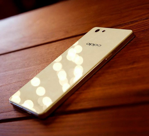 Lộ ảnh smartphone R1k viền kim loại màu vàng - 3