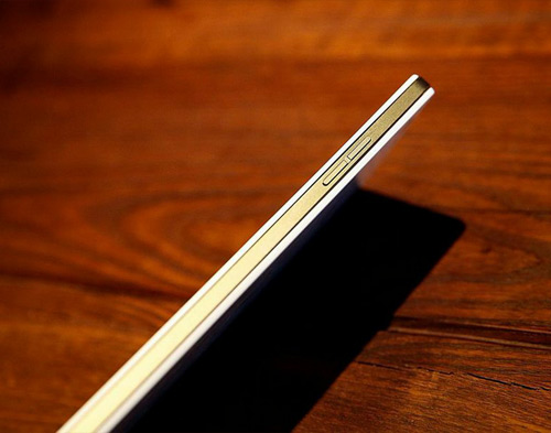 Lộ ảnh smartphone R1k viền kim loại màu vàng - 2