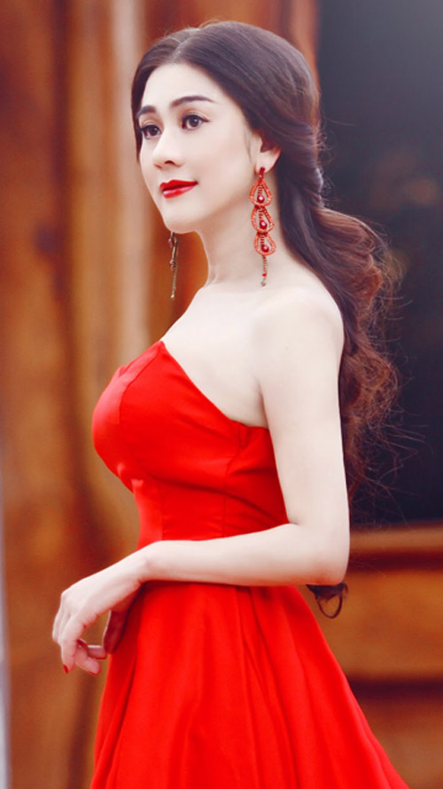 Lâm Chi Khanh khoe dáng với váy dạ tiệc gợi cảm - 1