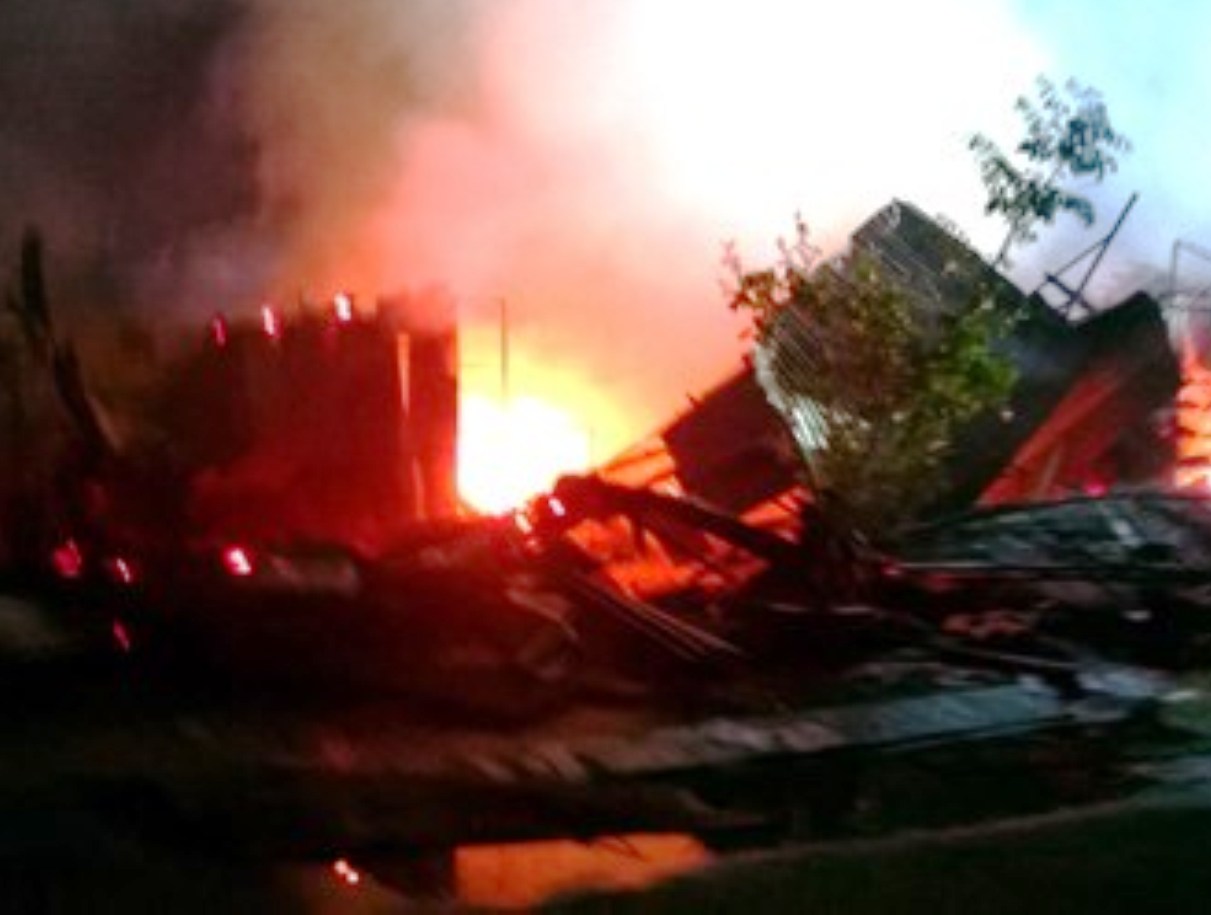 Cháy chợ, 14 căn nhà bị thiêu rụi - 1
