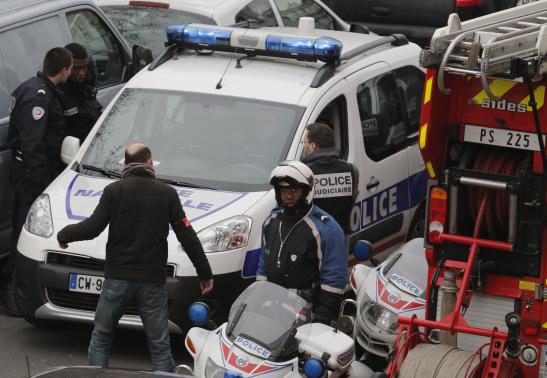 Khủng bố đẫm máu ở Paris, ít nhất 12 người chết - 1