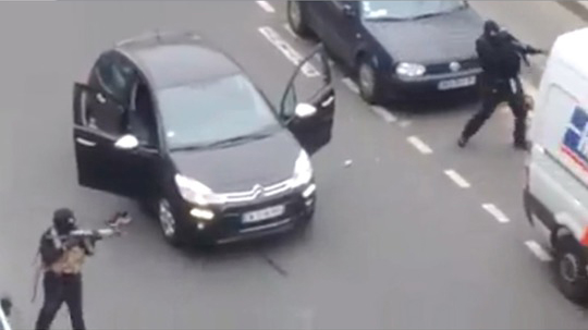 Video: Khoảnh khắc súng nổ cướp 12 mạng người ở Paris - 1