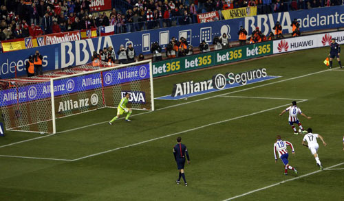 Chùm ảnh Real "sa lầy" ở Vicente Calderón - 10