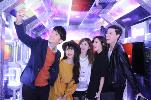 Chụp ảnh selfie kiểu “lạ” cùng Bê Trần và Quỳnh Anh Shyn - 4
