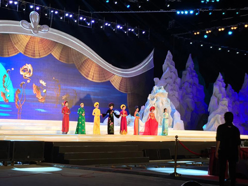 Nhặt sạn ở đêm chung kết đấu trường nhan sắc Việt - 7