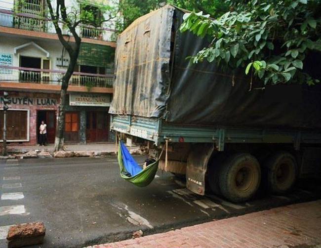 Mắc võng nằm sau này cho nó thoáng mát
