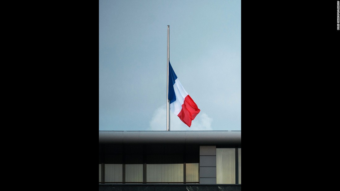 Đại sứ quán Pháp tại Hà Nội treo cờ rủ - 1