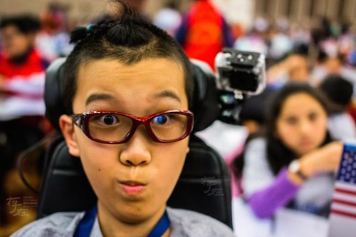 Cậu bé 11 tuổi liệt toàn thân giành HCV Toán học trẻ quốc tế - 1