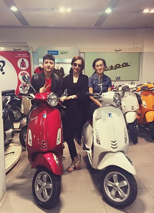 Angela Phương Trinh mua 2 chiếc Vespa lên đến cả trăm triệu tặng mẹ và anh trai thân thiết Cường Dimo.
