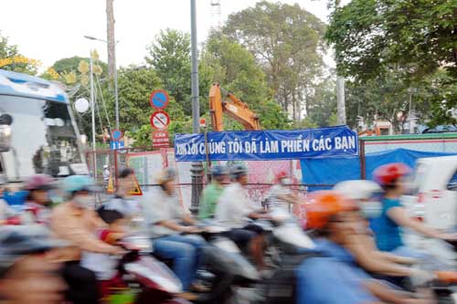 Xuất hiện lời xin lỗi trên “lô cốt” giữa Sài Gòn - 4